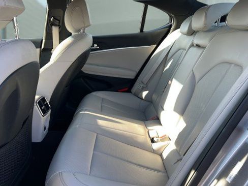 Used 2025 Genesis G70 2.5T image 18