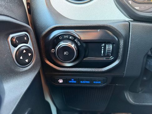 Used 2024 Jeep Wrangler Unlimited image 17