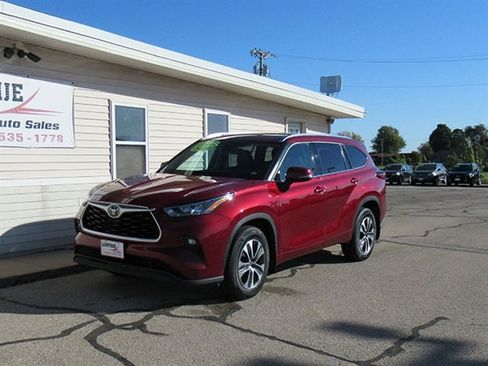 Used 2020 Toyota Highlander XLE image 2