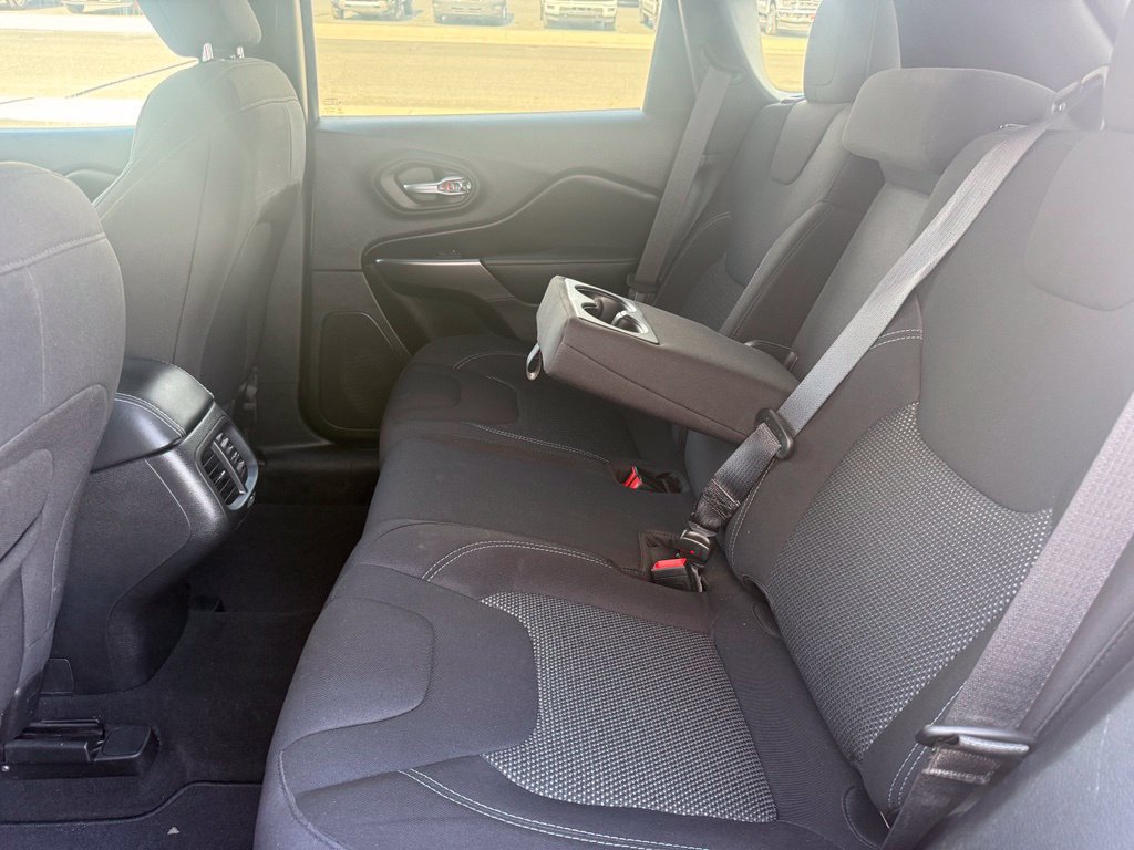 Used 2020 Jeep Cherokee Latitude AWD/4WD image 38