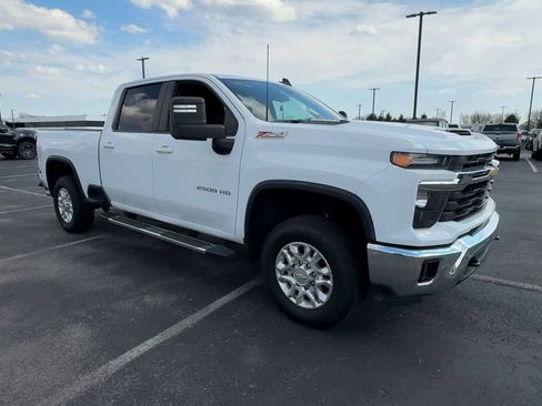 Used 2024 Chevrolet Silverado 2500 LT AWD/4WD image 2