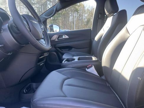 New 2026 Chrysler Pacifica Select FWD image 24