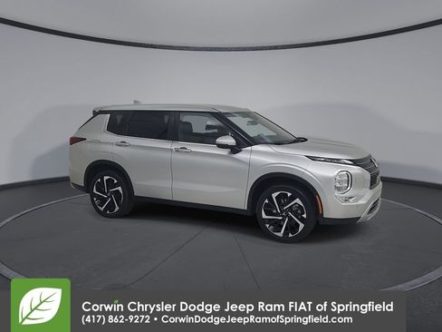 Used 2024 Mitsubishi Outlander SE image 2