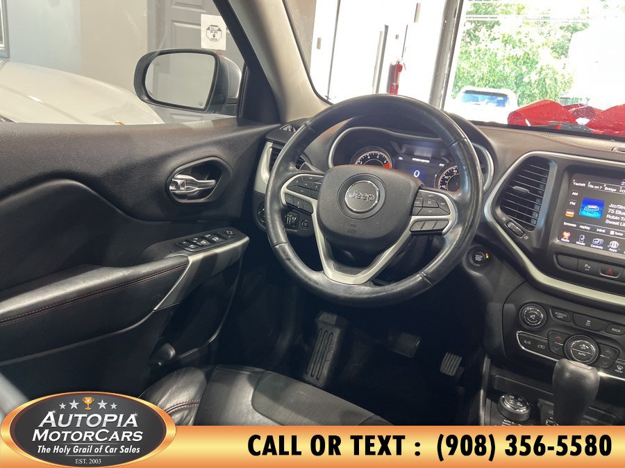 Used 2018 Jeep Cherokee Trailhawk AWD/4WD image 25