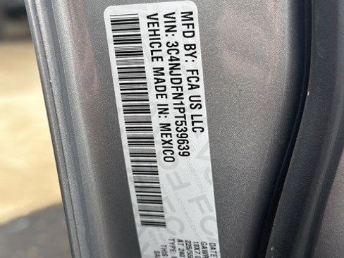 Used 2023 Jeep Compass Latitude image 5