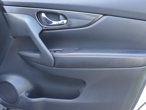Used 2018 Nissan Rogue SV FWD image 18