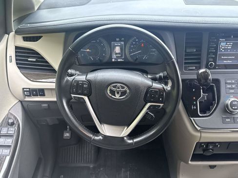 Used 2019 Toyota Sienna XLE w/ XLE Navigation Package FWD image 13
