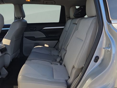 Used 2019 Toyota Highlander Plus FWD image 10