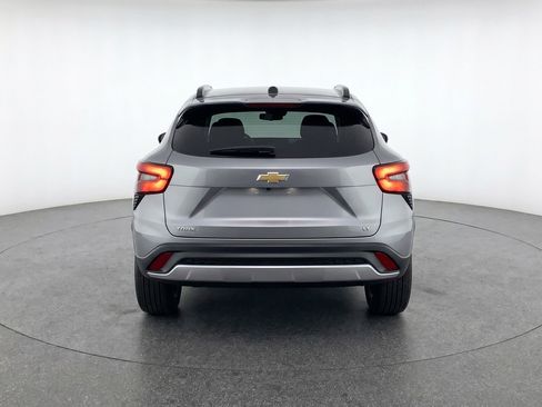 Used 2025 Chevrolet Trax LT FWD image 7