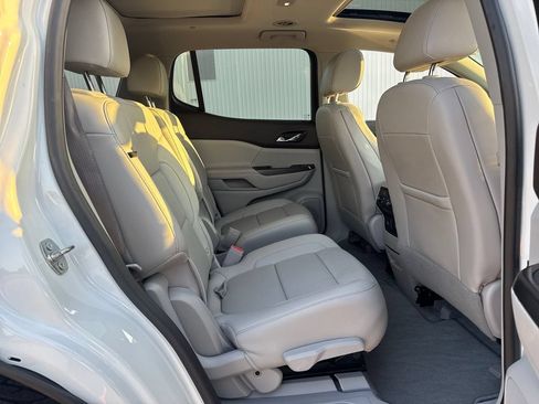 Used 2021 GMC Acadia SLT w/ Technology Package FWD image 12
