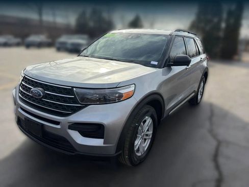 Used 2021 Ford Explorer XLT image 3