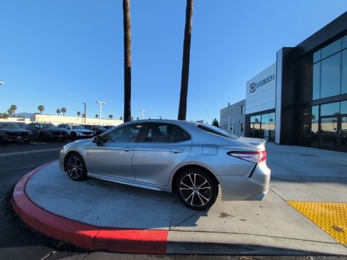 Used 2020 Toyota Camry SE image 11