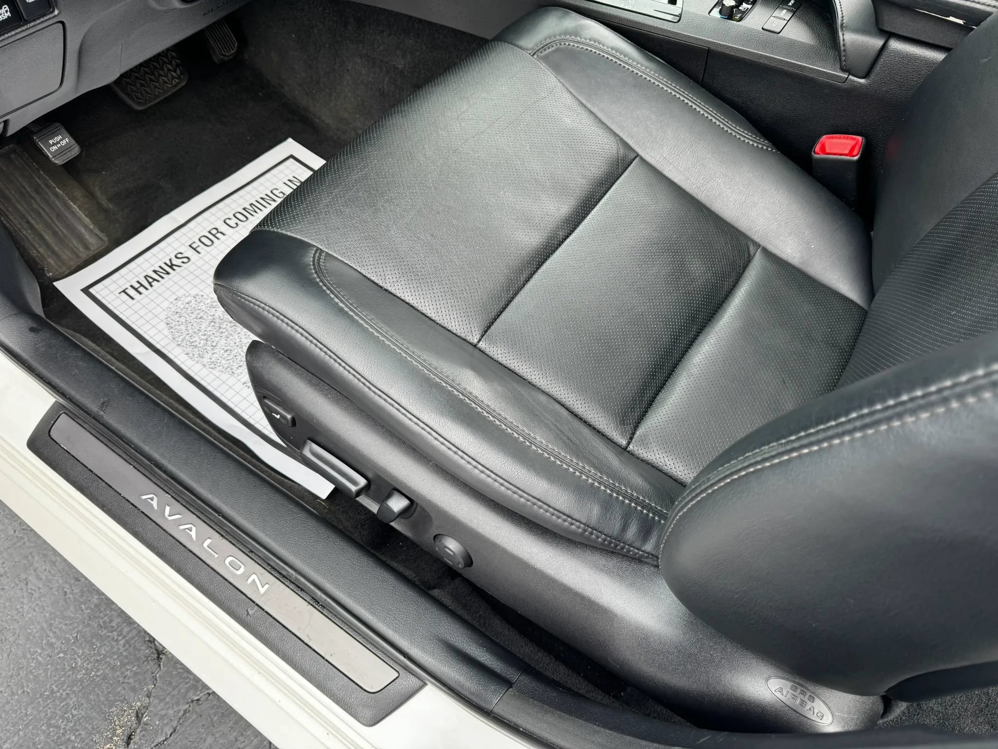 Used 2013 Toyota Avalon Limited w/ Technology Pkg FWD image 9