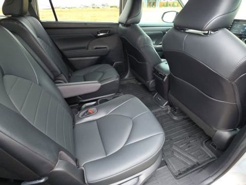 Used 2021 Toyota Highlander XLE image 28