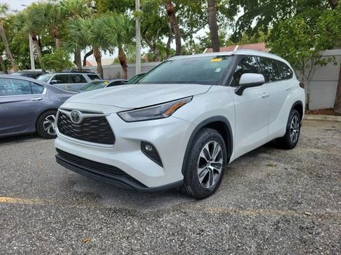 Used 2022 Toyota Highlander XLE FWD image 3