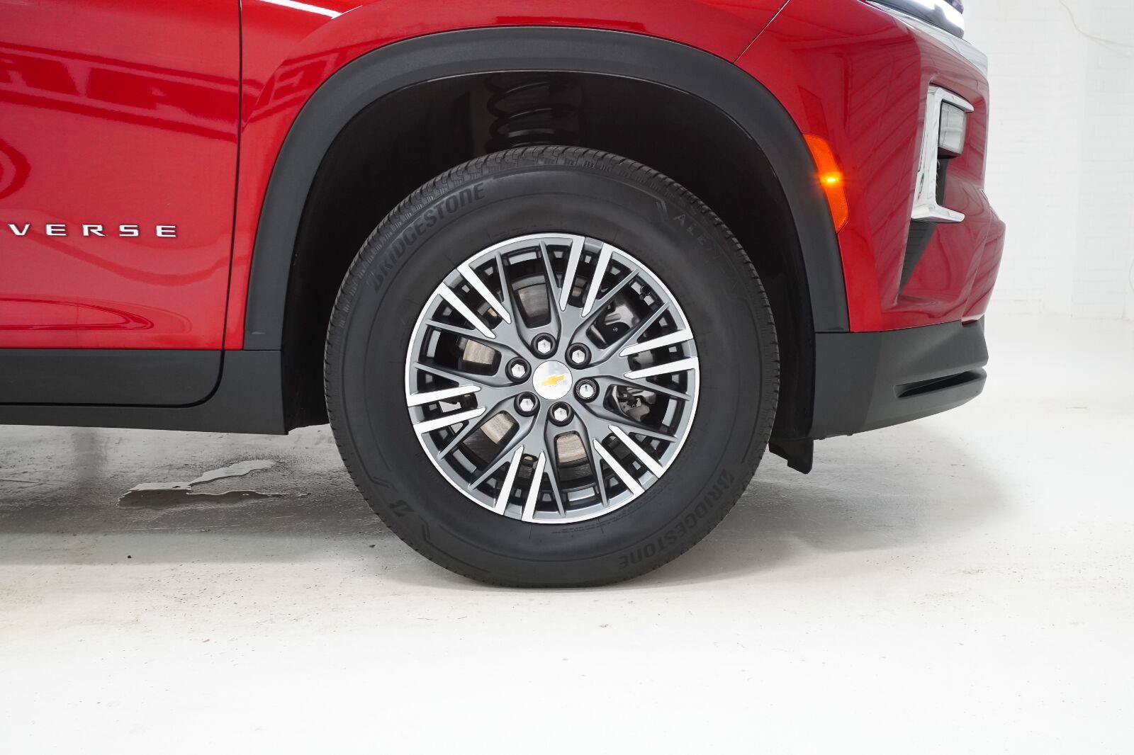 Used 2025 Chevrolet Traverse LT w/ Driver Confidence Package FWD image 32