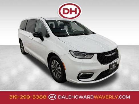 Used 2024 Chrysler Pacifica Select image 1