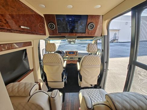 Used 2020 Mercedes-Benz Sprinter 3500 w/ Windows All Around Package image 30