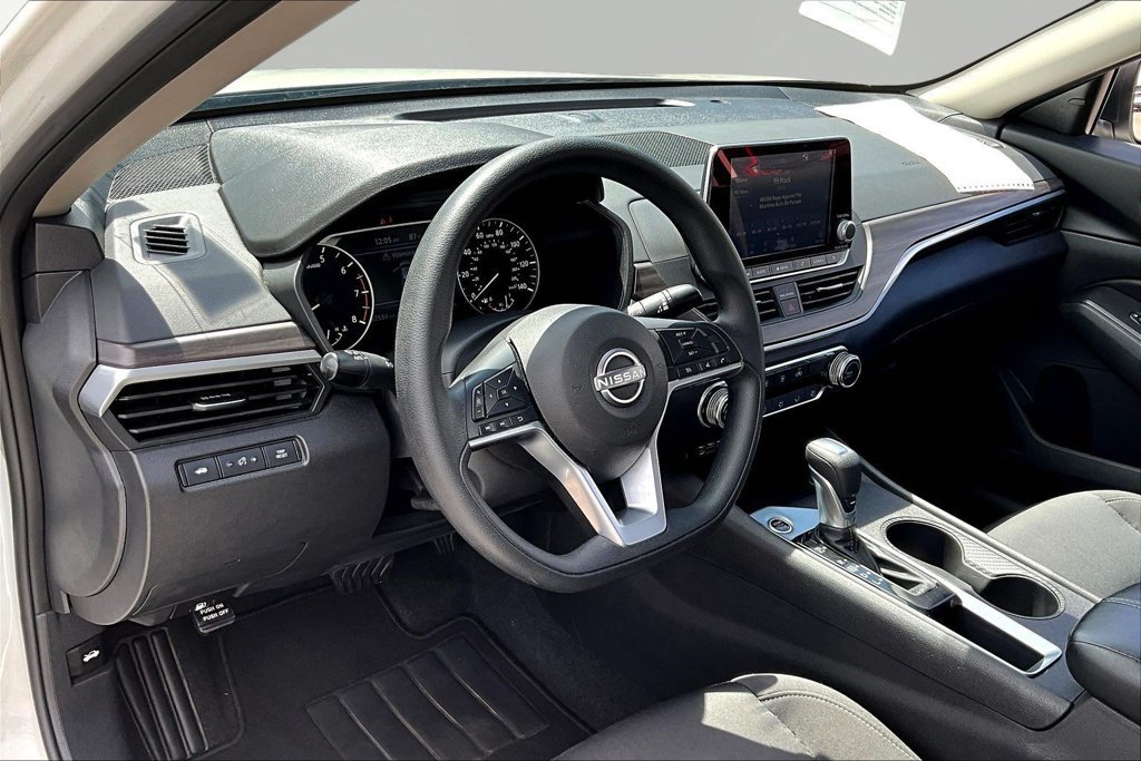 Used 2025 Nissan Altima 2.5 SV FWD image 18