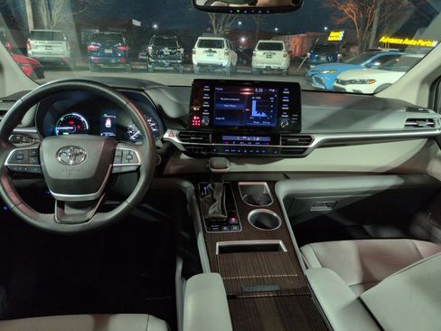 Used 2024 Toyota Sienna XLE FWD image 12