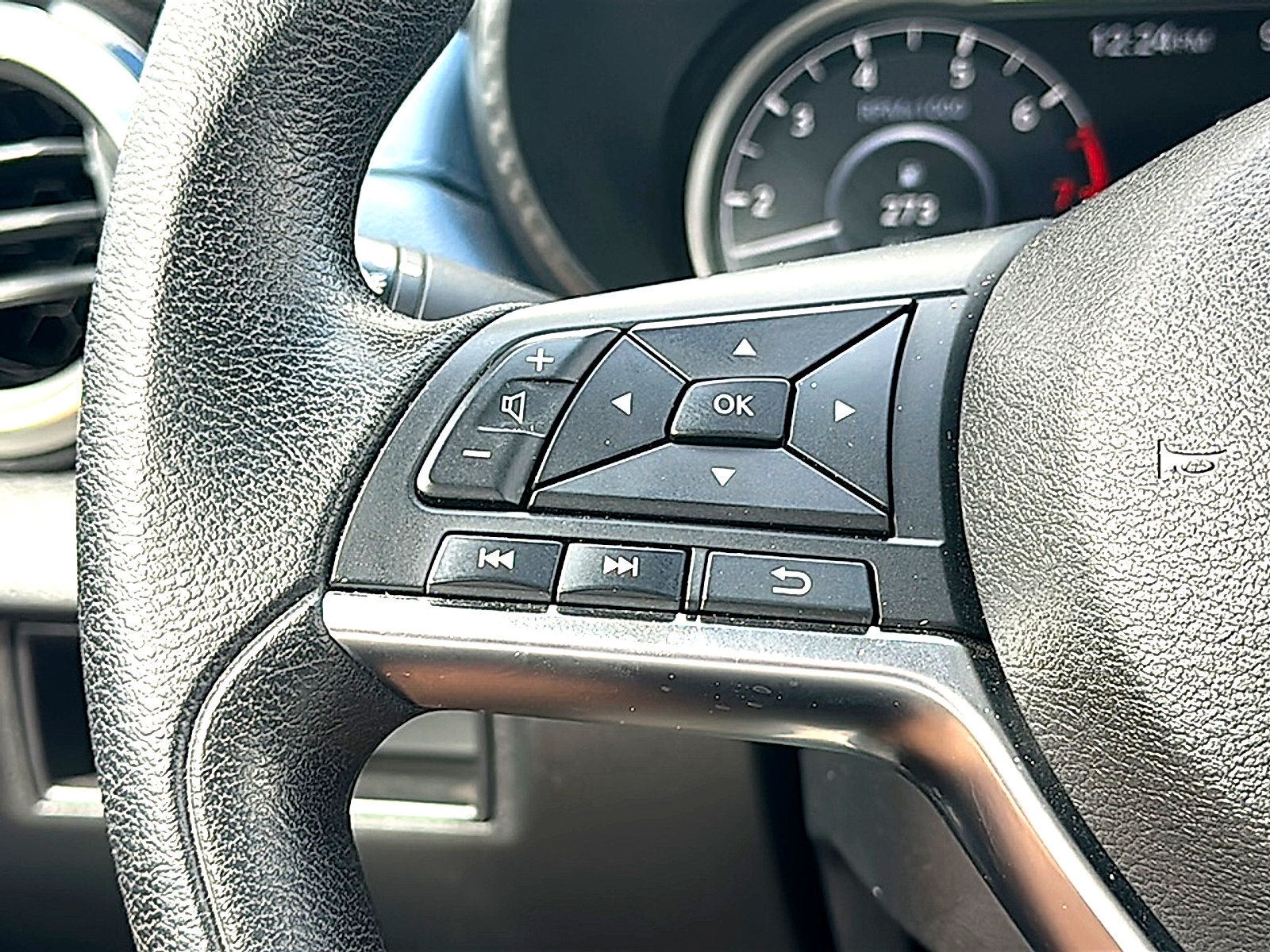 Used 2025 Nissan Versa SV FWD image 28