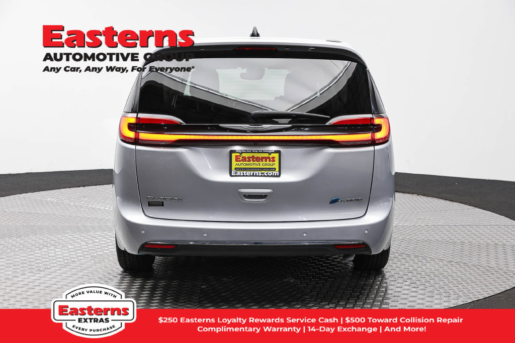 Used 2023 Chrysler Pacifica Limited FWD image 7