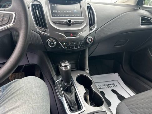 Used 2018 Chevrolet Cruze LT w/ Convenience Package FWD image 33