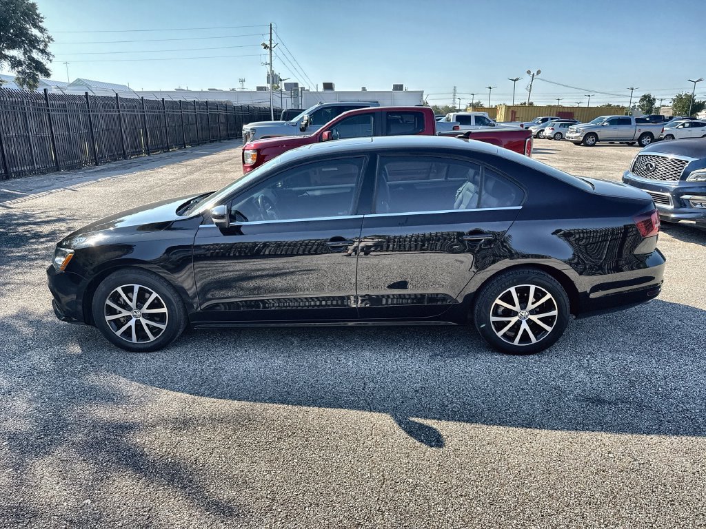Used 2017 Volkswagen Jetta SE FWD image 2