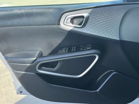 Used 2020 Kia Soul LX FWD image 19