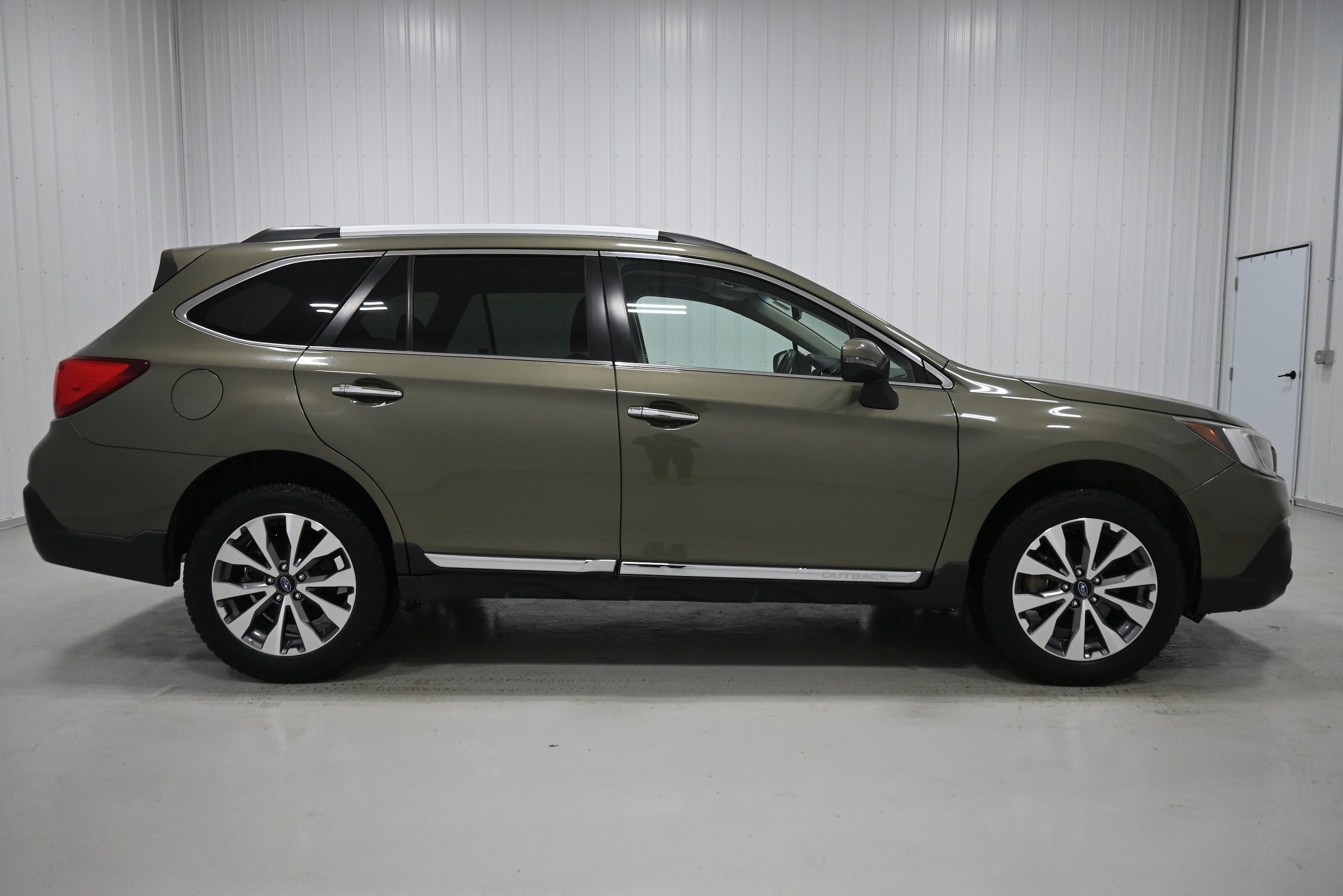 Used 2019 Subaru Outback 3.6R Touring w/ Popular Package #3A AWD/4WD image 34