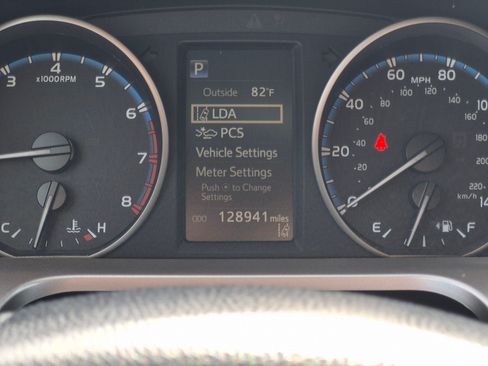 Used 2018 Toyota RAV4 LE w/ All Weather Liner Package AWD/4WD image 20