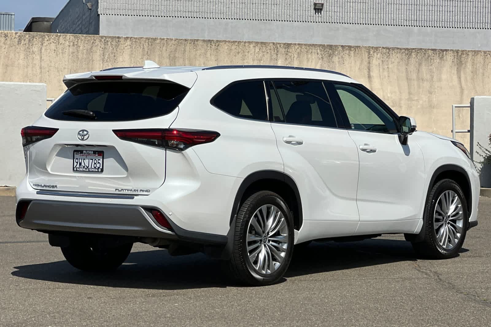 Used 2023 Toyota Highlander Platinum AWD/4WD image 2