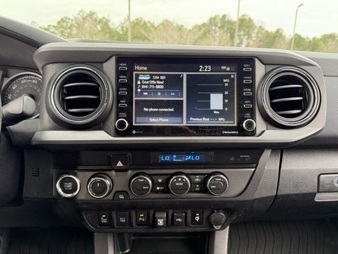 Used 2022 Toyota Tacoma TRD Off-Road image 19