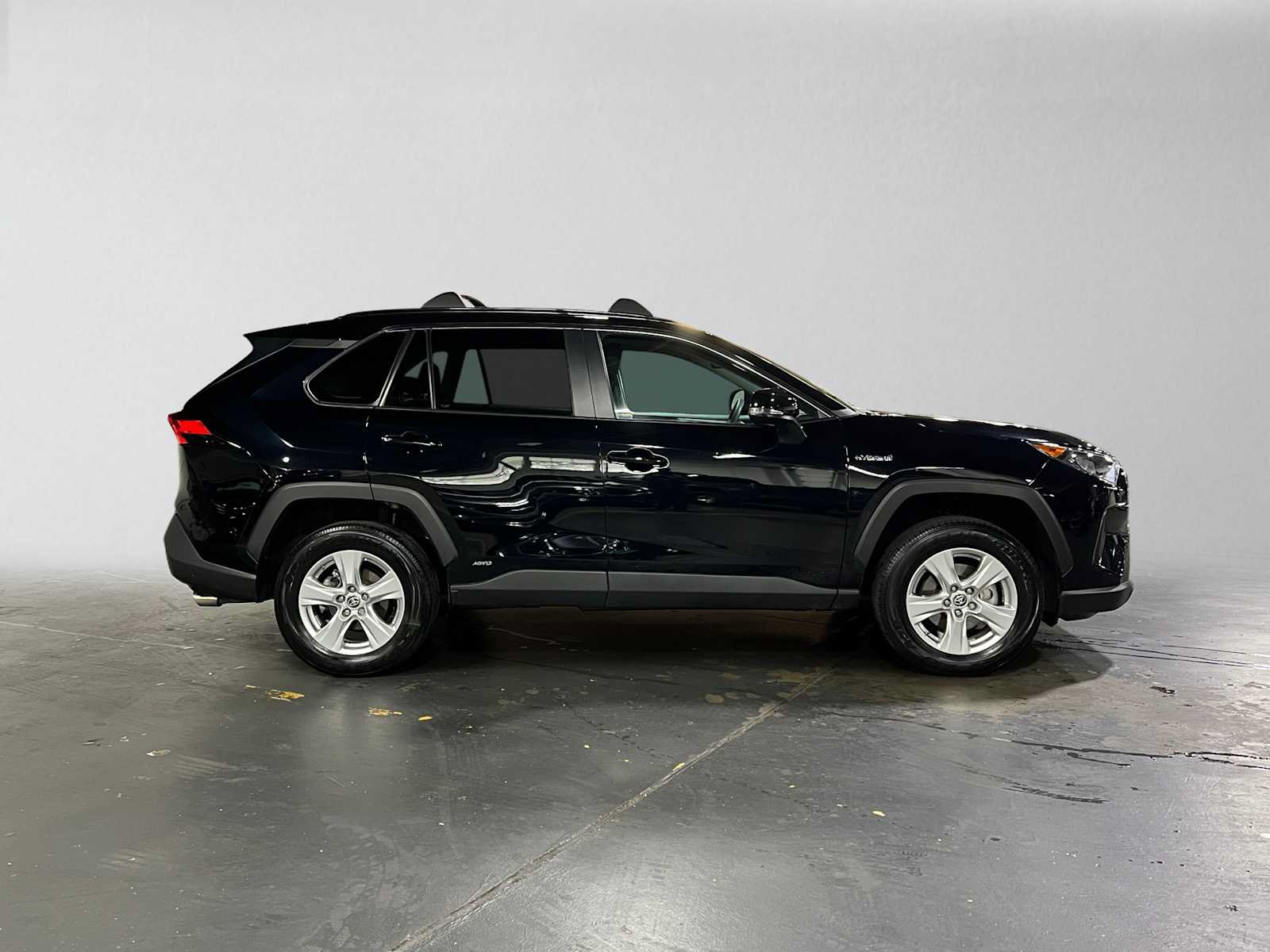 Used 2021 Toyota RAV4 LE AWD/4WD image 2