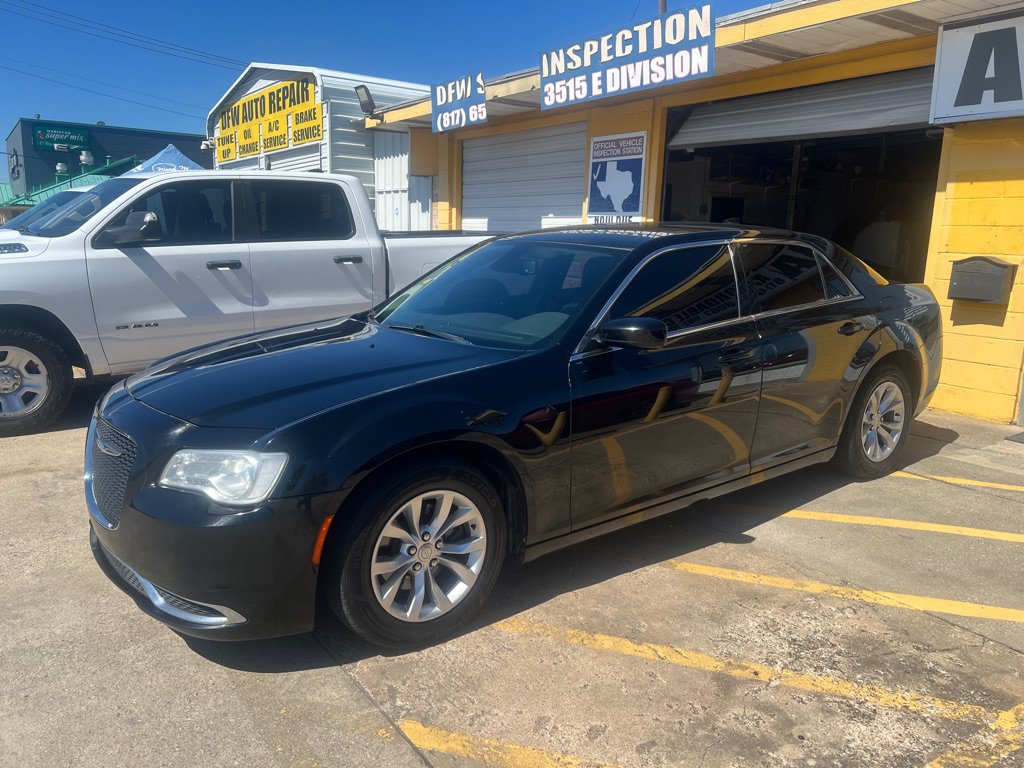 Used 2018 Chrysler 300 Touring RWD image 3