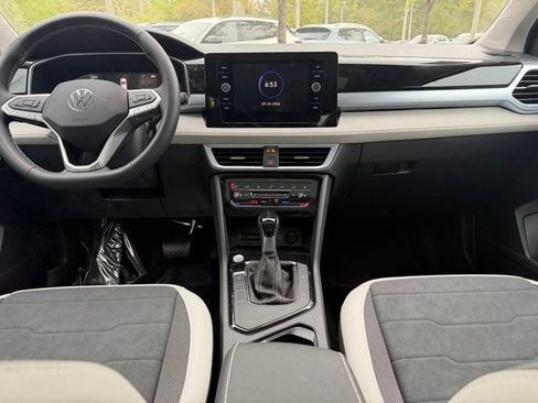 New 2026 Volkswagen Taos SE FWD image 9