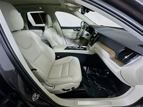 Used 2022 Volvo XC60 B5 Momentum w/ Climate Package image 12