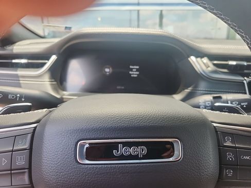Used 2025 Jeep Grand Cherokee Limited AWD/4WD image 10