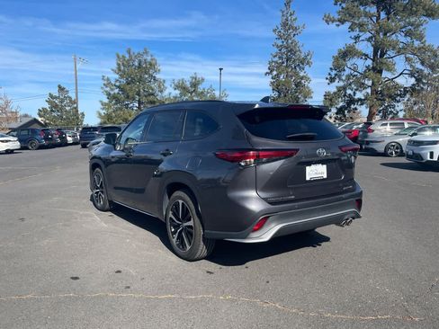 Used 2022 Toyota Highlander XSE image 3
