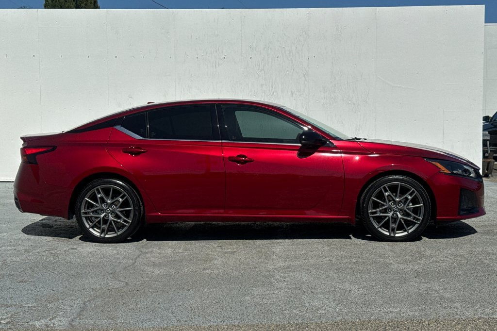 Used 2023 Nissan Altima 2.0 SR FWD image 2