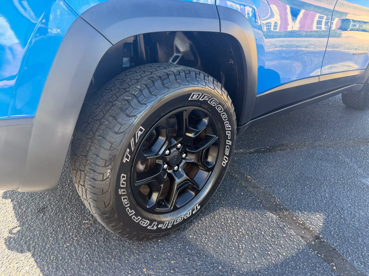 Used 2019 Jeep Cherokee Trailhawk w/ Cold Weather Group AWD/4WD image 25