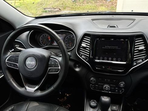 Used 2019 Jeep Cherokee Limited image 18