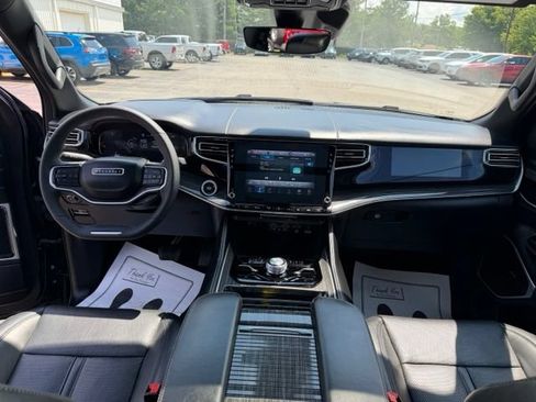 Used 2022 Jeep Wagoneer Series III w/ Premium Group I AWD/4WD image 2