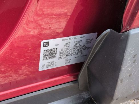 Used 2025 Chevrolet Trax LT w/ LT Convenience Package image 32