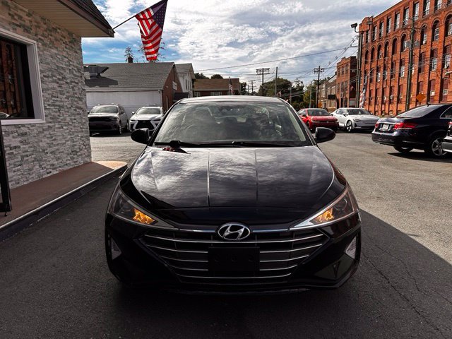 Used 2020 Hyundai Elantra SE w/ Winter Weather Package FWD image 2