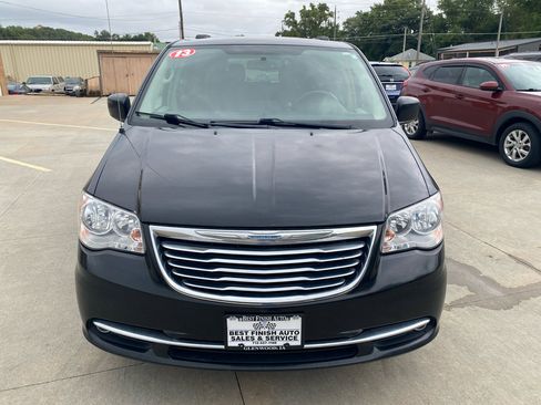 Used 2013 Chrysler Town & Country Touring image 3