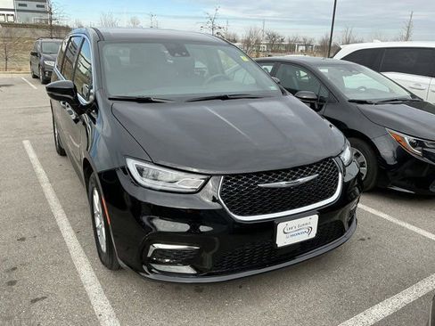 Used 2025 Chrysler Pacifica Select image 2