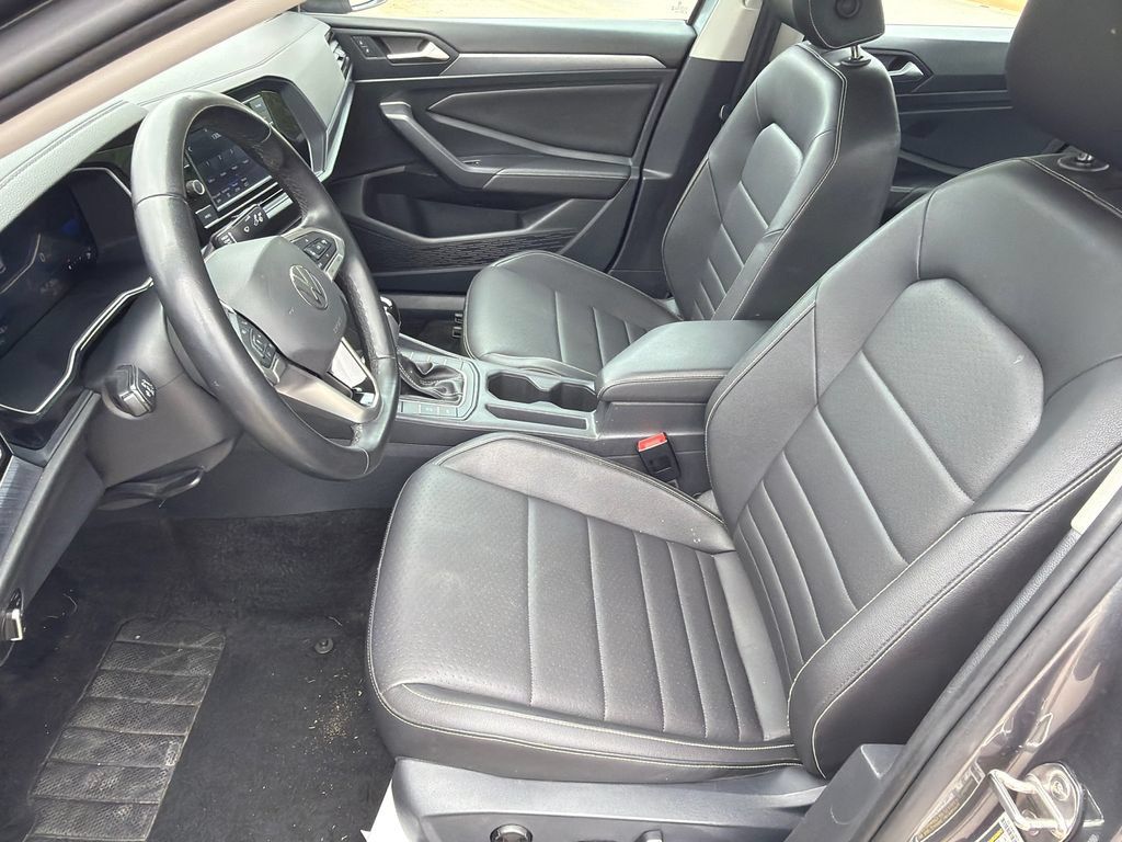 Used 2024 Volkswagen Jetta SE FWD image 9