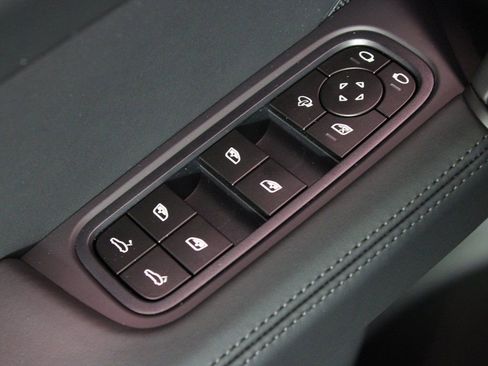 Certified 2025 Porsche Cayenne AWD/4WD image 16