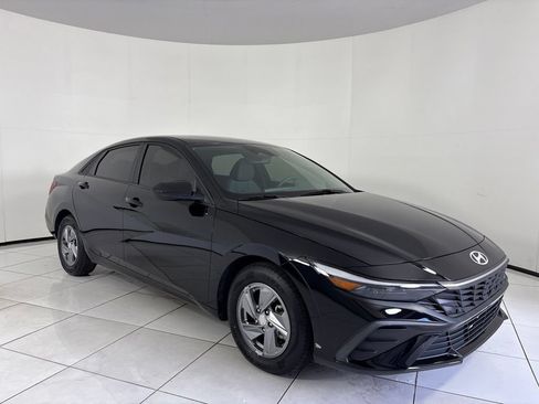Used 2024 Hyundai Elantra SE FWD image 7